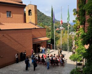 VIVERE LO STUPORE: LA SCUOLA OLIVER TWIST APERTA AGLI STUDENTI DELLE SCUOLE MEDIE 16 Cometa - VIVERE LO STUPORE: LA SCUOLA OLIVER TWIST APERTA AGLI STUDENTI DELLE SCUOLE MEDIE 15