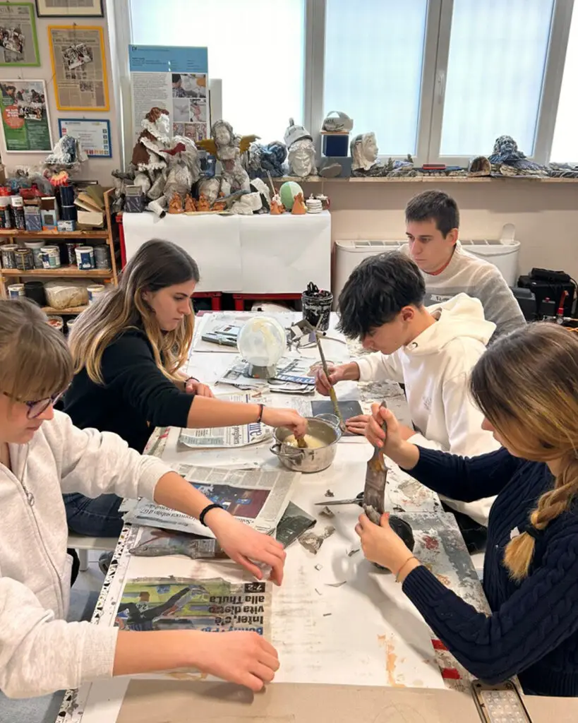 Cometa - Gli studenti del Liceo Artistico - Imprenditoriale Artigianale del Design a Matera: un viaggio tra creatività, inclusione e impresa. 3